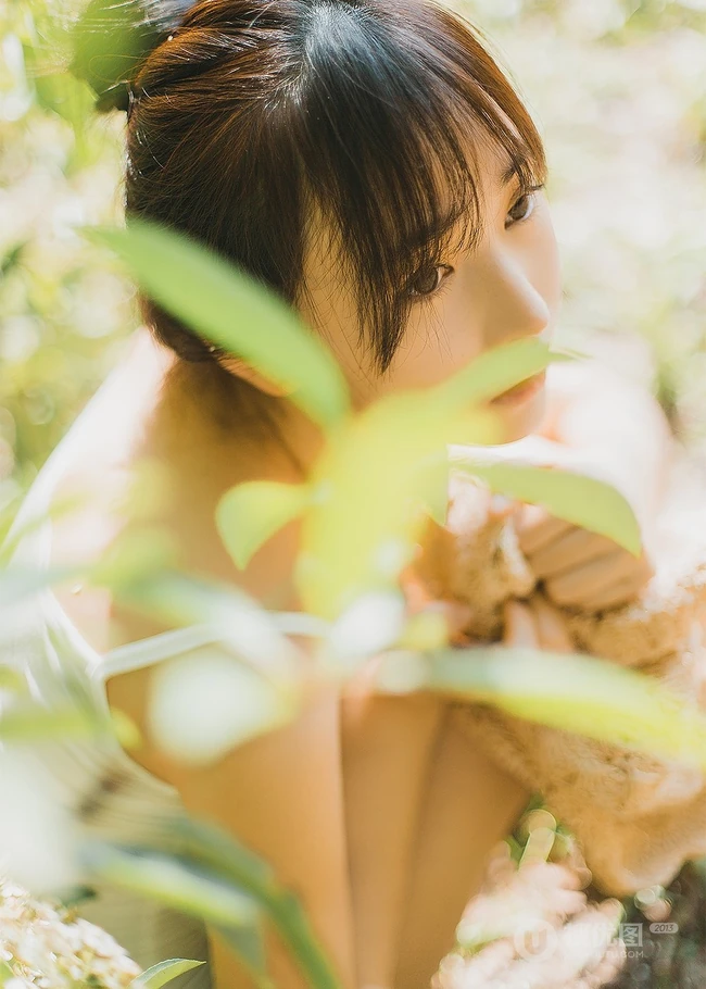 绝美森系少女唯美户外写真，清秀容颜让人难忘