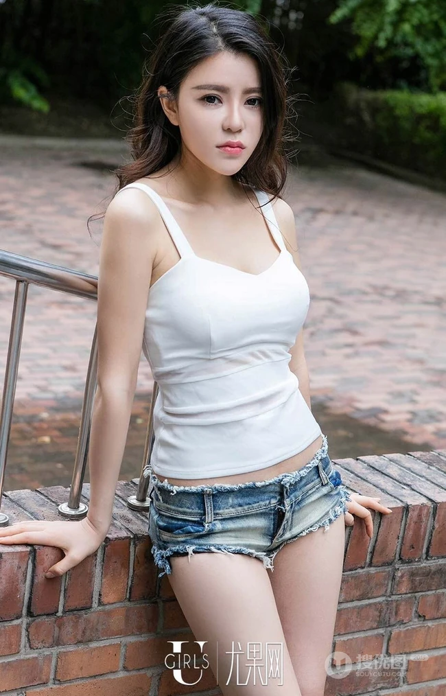 女生陈天爽气质夏日街拍写真，白色背心搭牛仔短裤清爽自然
