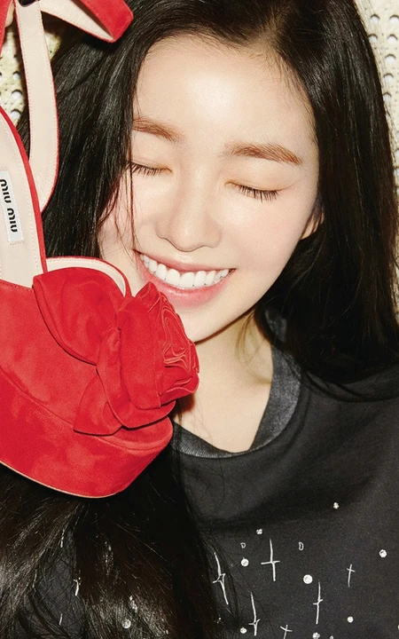 韩国美女手拿高跟鞋的IPHONE Xs max手机壁纸