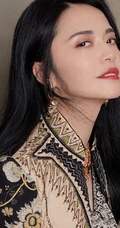 姚晨参加活动晒时尚唯美复古印花褶皱连身裙写真美图
