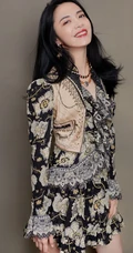 姚晨参加活动晒时尚唯美复古印花褶皱连身裙写真美图