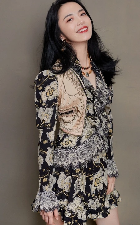 姚晨参加活动晒时尚唯美复古印花褶皱连身裙写真美图