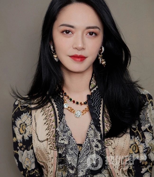 姚晨参加活动晒时尚唯美复古印花褶皱连身裙写真美图