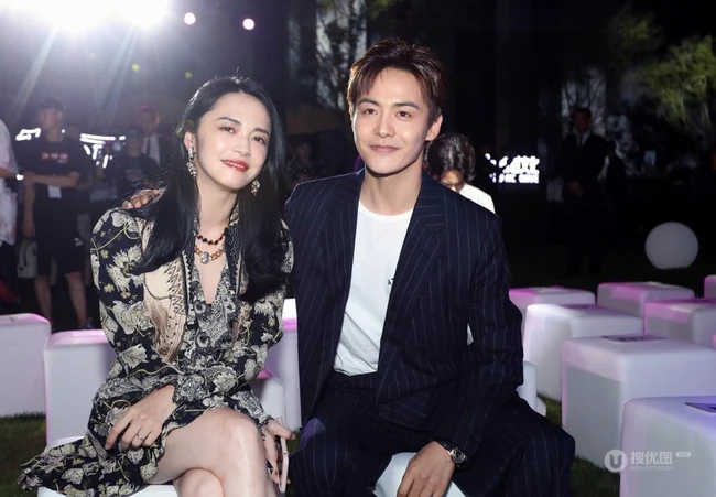 姚晨参加活动晒时尚唯美复古印花褶皱连身裙写真美图