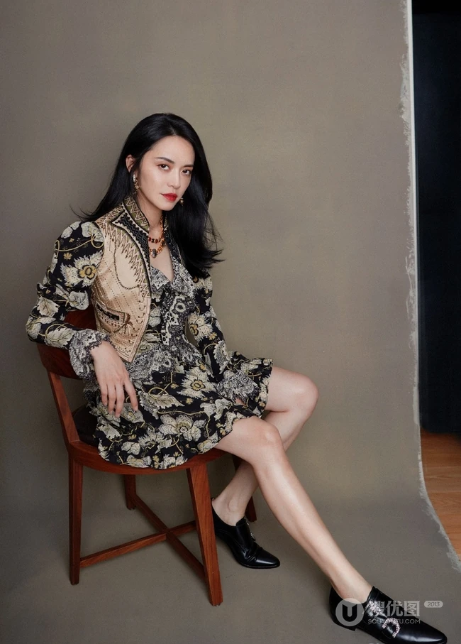 姚晨参加活动晒时尚唯美复古印花褶皱连身裙写真美图