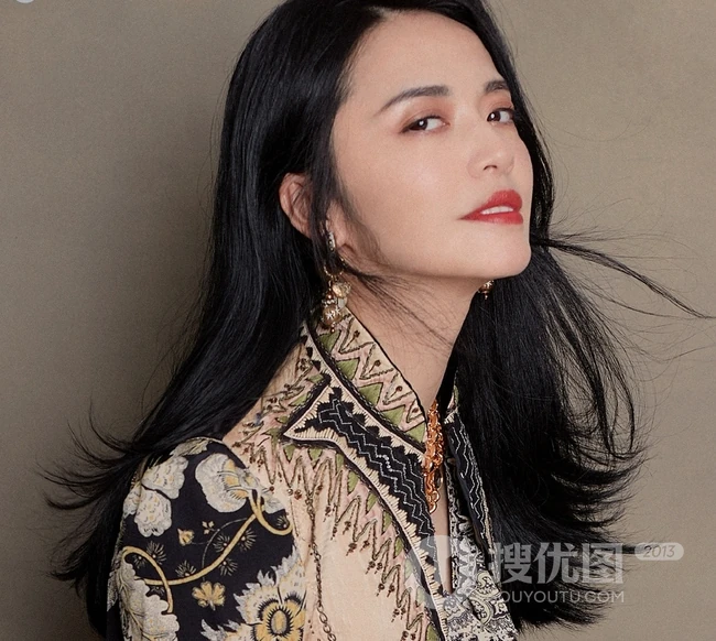 姚晨参加活动晒时尚唯美复古印花褶皱连身裙写真美图