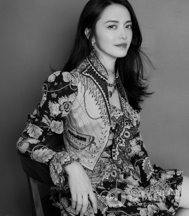 姚晨参加活动晒时尚唯美复古印花褶皱连身裙写真美图