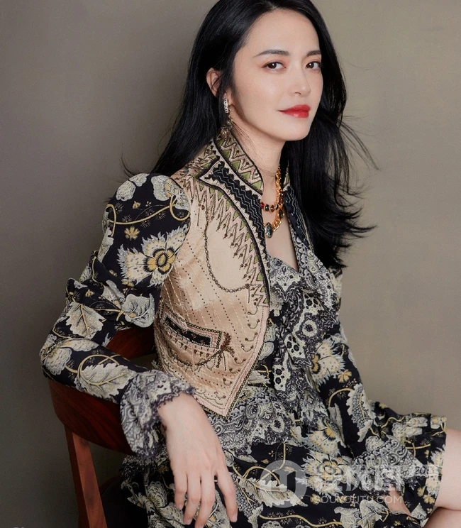 姚晨参加活动晒时尚唯美复古印花褶皱连身裙写真美图