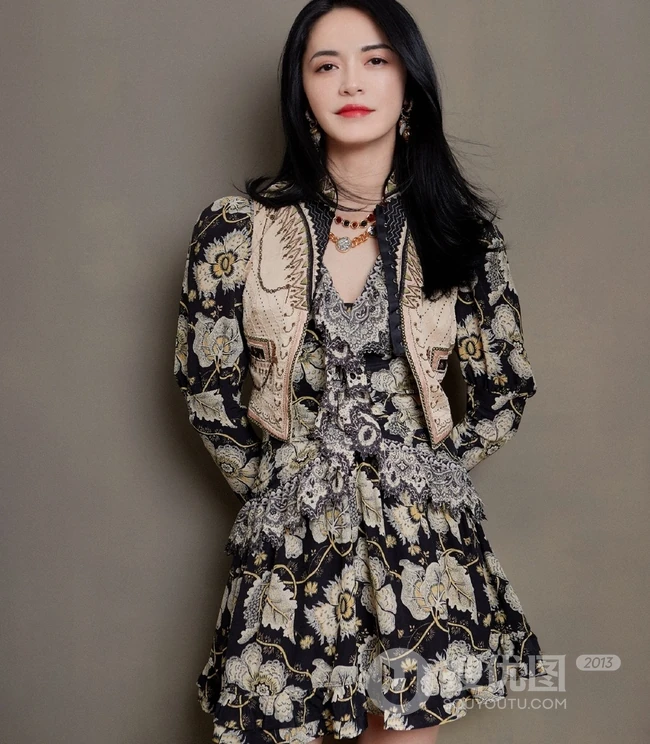 姚晨参加活动晒时尚唯美复古印花褶皱连身裙写真美图