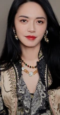 姚晨参加活动晒时尚唯美复古印花褶皱连身裙写真美图