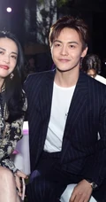 姚晨参加活动晒时尚唯美复古印花褶皱连身裙写真美图