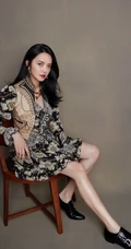 姚晨参加活动晒时尚唯美复古印花褶皱连身裙写真美图