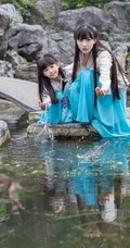 古装可爱女生姐妹唯美复古风山石公园游玩嬉戏写真图片