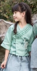 古装可爱女生姐妹唯美复古风山石公园游玩嬉戏写真图片