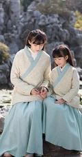 古装可爱女生姐妹唯美复古风山石公园游玩嬉戏写真图片
