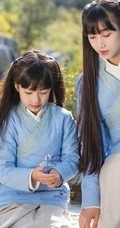 古装可爱女生姐妹唯美复古风山石公园游玩嬉戏写真图片