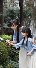 古装可爱女生姐妹唯美复古风山石公园游玩嬉戏写真图片