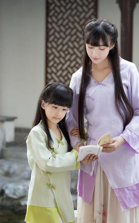 古装可爱女生姐妹唯美复古风山石公园游玩嬉戏写真图片