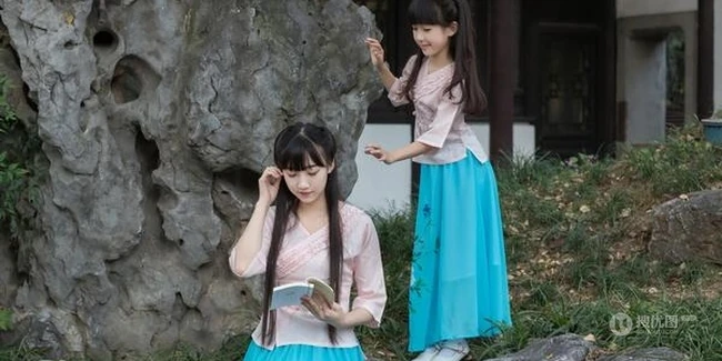 古装可爱女生姐妹唯美复古风山石公园游玩嬉戏写真图片