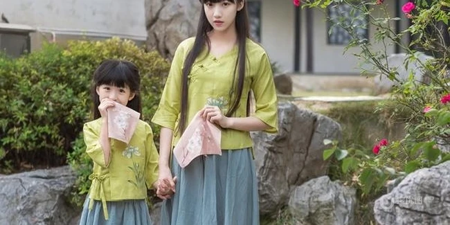 古装可爱女生姐妹唯美复古风山石公园游玩嬉戏写真图片