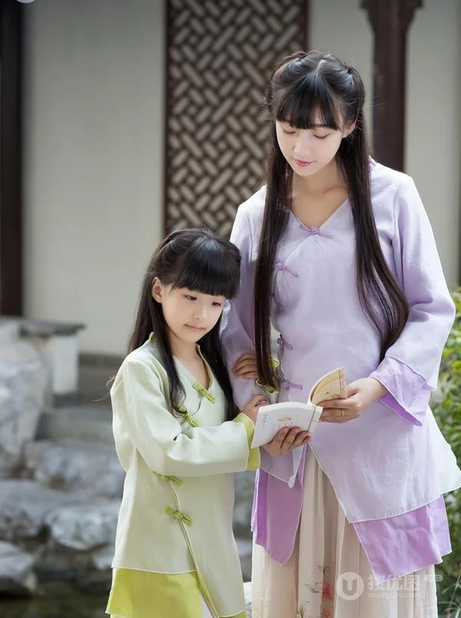 古装可爱女生姐妹唯美复古风山石公园游玩嬉戏写真图片