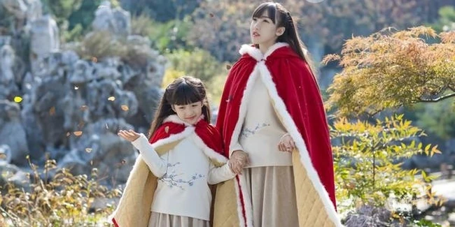 古装可爱女生姐妹唯美复古风山石公园游玩嬉戏写真图片