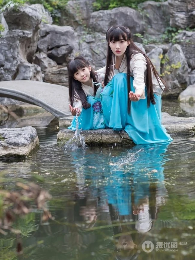 古装可爱女生姐妹唯美复古风山石公园游玩嬉戏写真图片