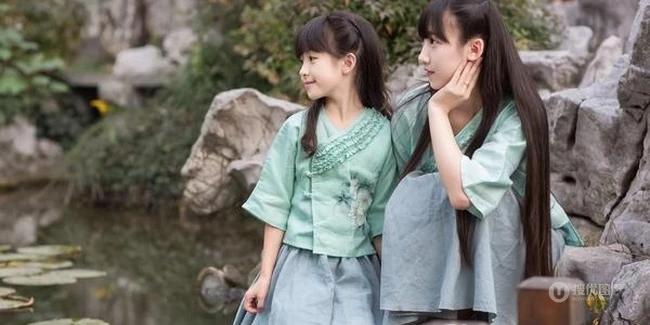 古装可爱女生姐妹唯美复古风山石公园游玩嬉戏写真图片