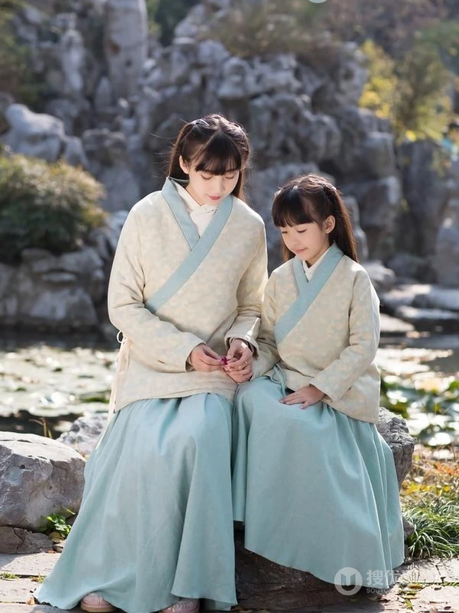古装可爱女生姐妹唯美复古风山石公园游玩嬉戏写真图片