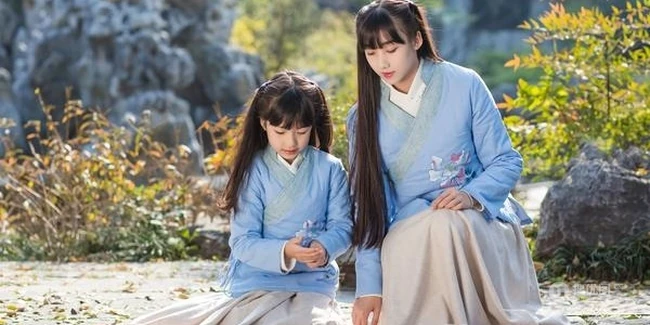 古装可爱女生姐妹唯美复古风山石公园游玩嬉戏写真图片
