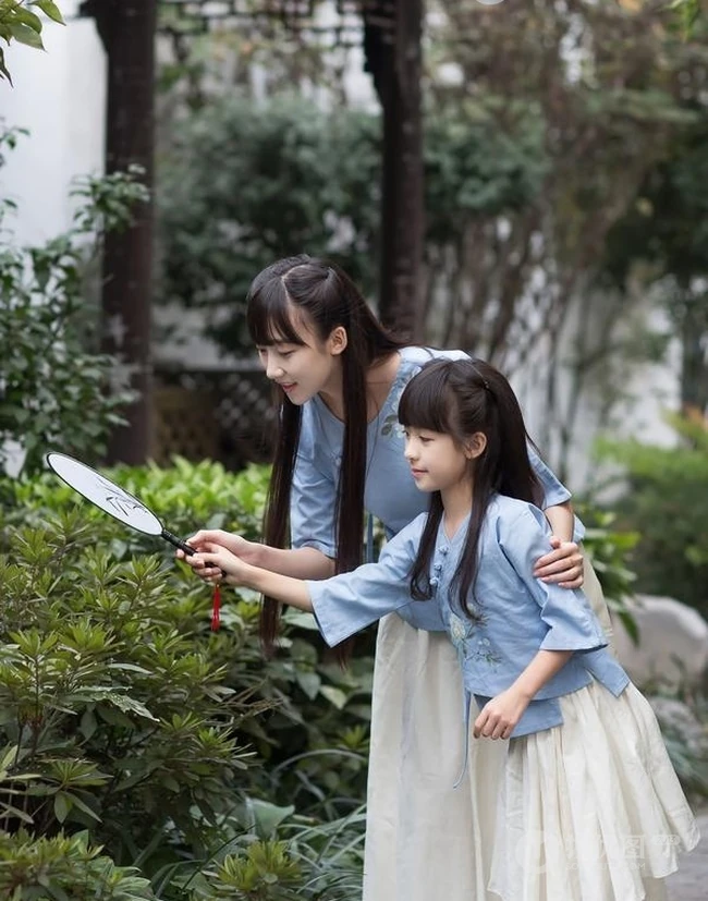 古装可爱女生姐妹唯美复古风山石公园游玩嬉戏写真图片