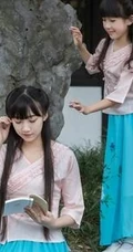 古装可爱女生姐妹唯美复古风山石公园游玩嬉戏写真图片