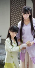 古装可爱女生姐妹唯美复古风山石公园游玩嬉戏写真图片