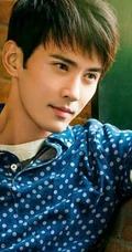 暖男徐正曦居家写真，花格蓝底衬衫展温柔魅力