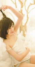 匀称短发软妹子雪怡气质唯美诱人室内美照