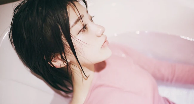 匀称短发软妹子雪怡气质唯美诱人室内美照