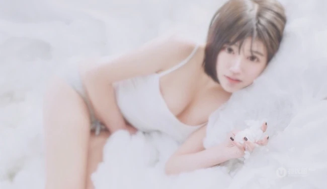 匀称短发软妹子雪怡气质唯美诱人室内美照