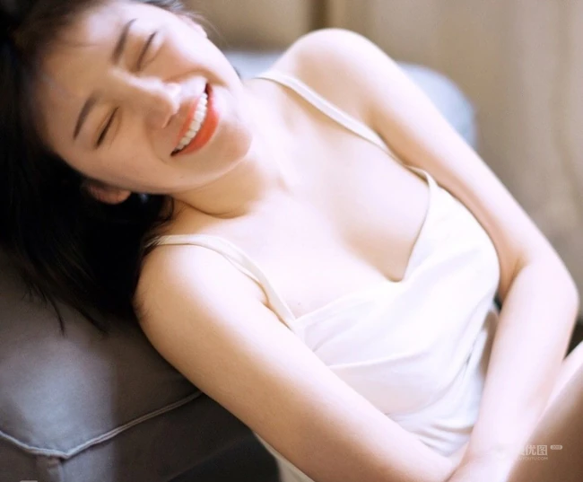 匀称短发软妹子雪怡气质唯美诱人室内美照