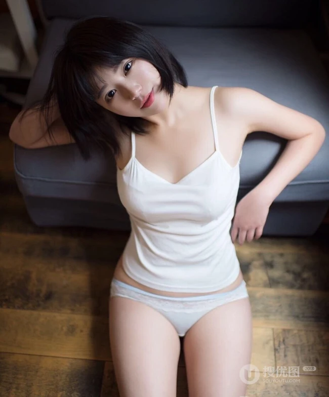 匀称短发软妹子雪怡气质唯美诱人室内美照