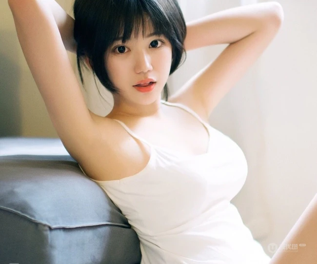 匀称短发软妹子雪怡气质唯美诱人室内美照