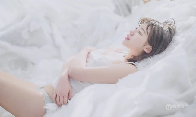 匀称短发软妹子雪怡气质唯美诱人室内美照