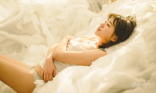 匀称短发软妹子雪怡气质唯美诱人室内美照