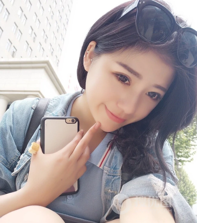 匀称短发软妹子雪怡气质唯美诱人室内美照