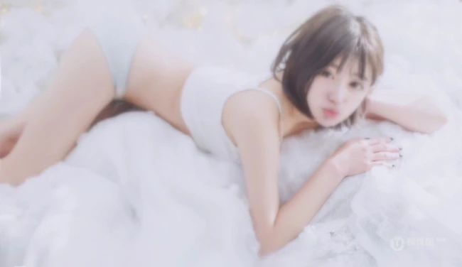 匀称短发软妹子雪怡气质唯美诱人室内美照