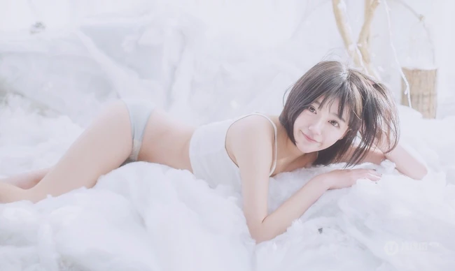 匀称短发软妹子雪怡气质唯美诱人室内美照