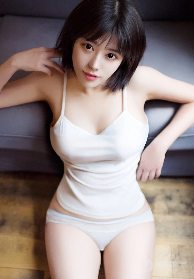 匀称短发软妹子雪怡气质唯美诱人室内美照