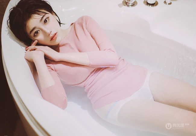 匀称短发软妹子雪怡气质唯美诱人室内美照