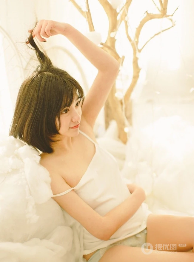 匀称短发软妹子雪怡气质唯美诱人室内美照