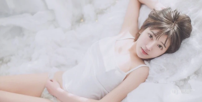 匀称短发软妹子雪怡气质唯美诱人室内美照