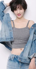 短发女星徐悦清新牛仔服装写真，彰显动感青春和活力